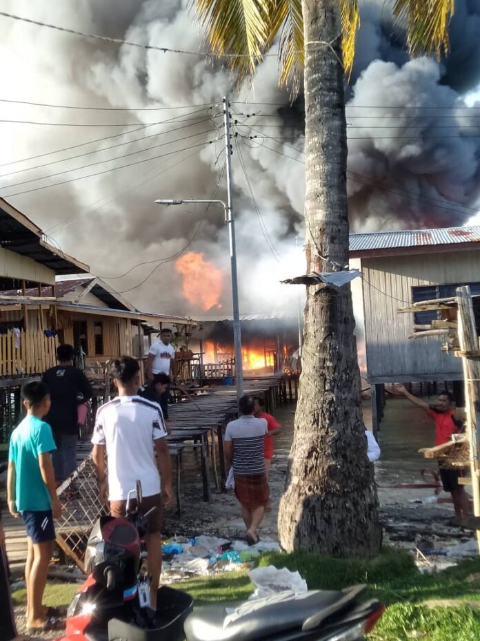 Three injured in Semporna water village fire