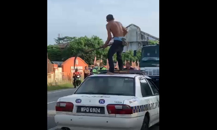 Shirtless, barefoot man runs amok with machete and sickle in Gopeng (VIDEO)