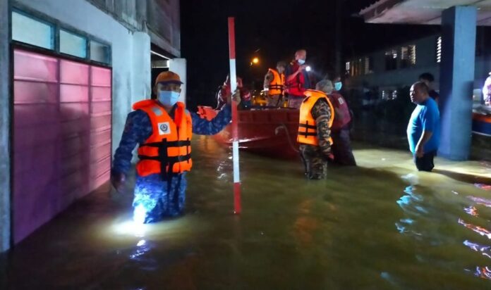 16 houses at Mile 8, Bintulu-Miri Road inundated by flash flood