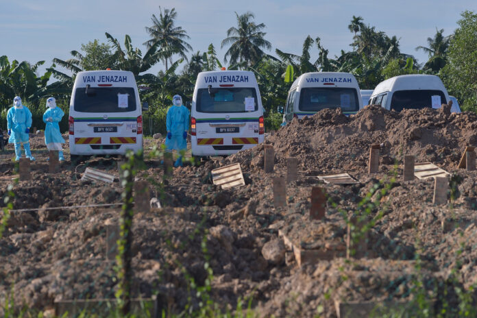Covid-19: Malaysia’s new fatalities remain above 300 mark, total death toll now at 18,219