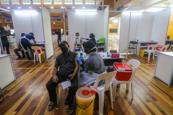 HR minister: All workers should be vaccinated against Covid-19 to ensure safe working environment