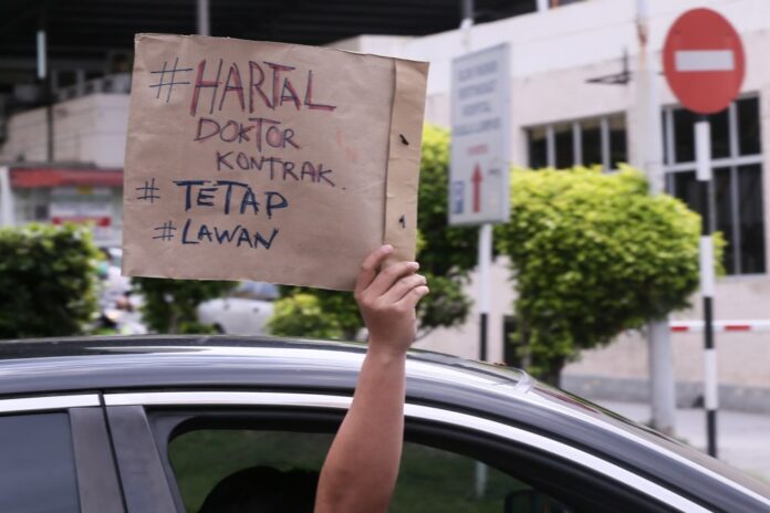 Khairy gives assurance on ‘better interim solution’ to contract doctors issue