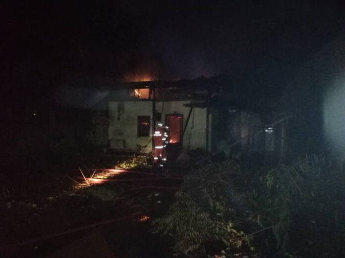 Fire totally destroys vacant house in Bau