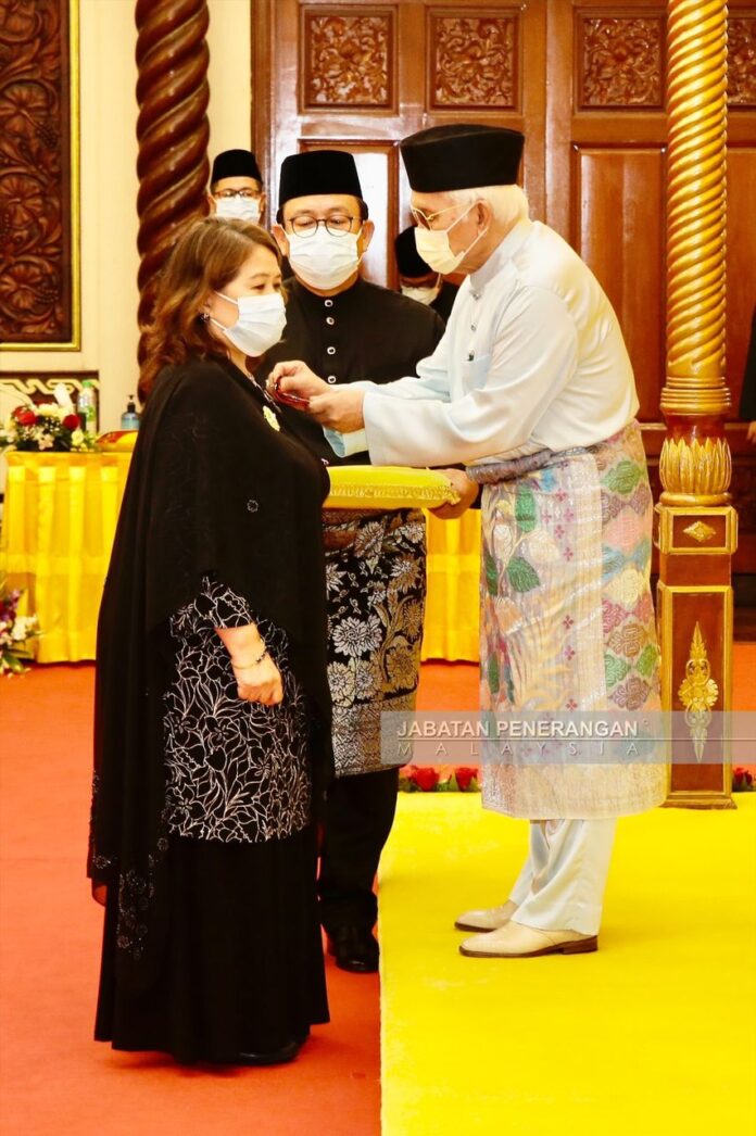 Elizabeth Deng leads state award recipients