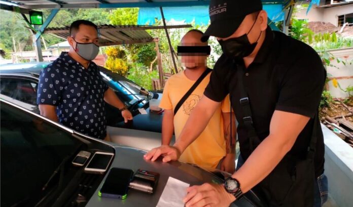 Man arrested for allegedly selling illegal lottery tickets at parking lot in Siniawan