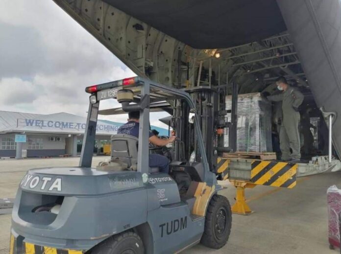 Air Force delivers 1,006 oxygen cylinders to Sarawak for hospitals state-wide