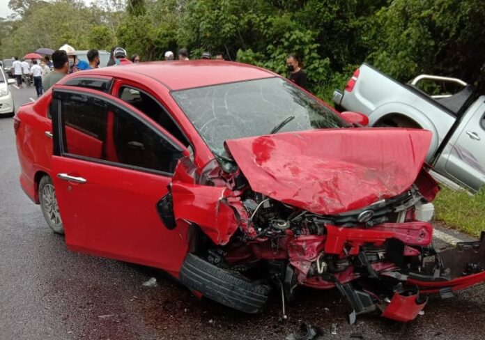 Head-on collision with pick-up in Spaoh leaves car driver with broken leg