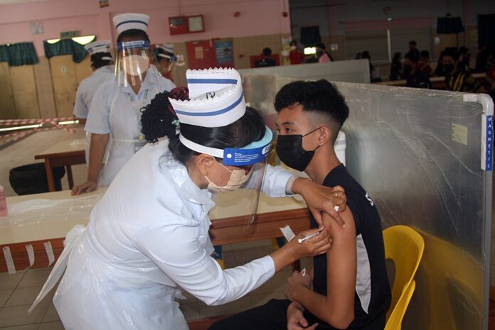 Kapit’s secondary school students start to receive second dose of Covid-19 vaccine