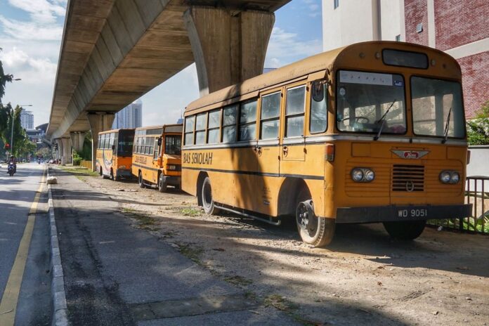 Transport minister denies claims that school bus bumpers must be painted in blue