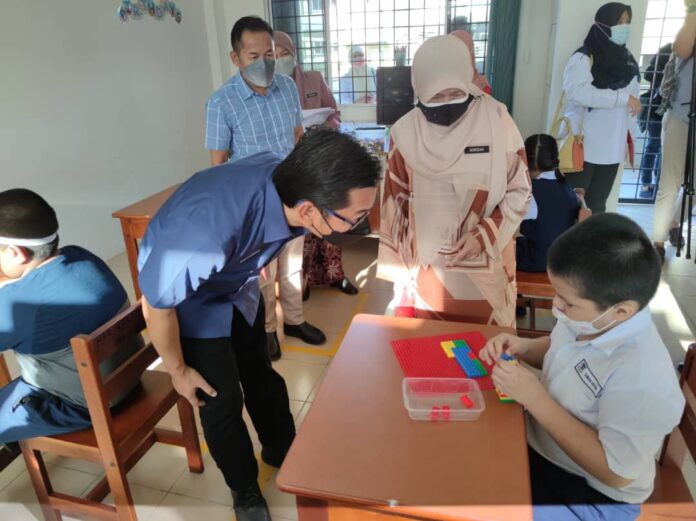 Two schools in Lawas ordered closed due to Covid-19 positive cases involving teachers – Mohamad