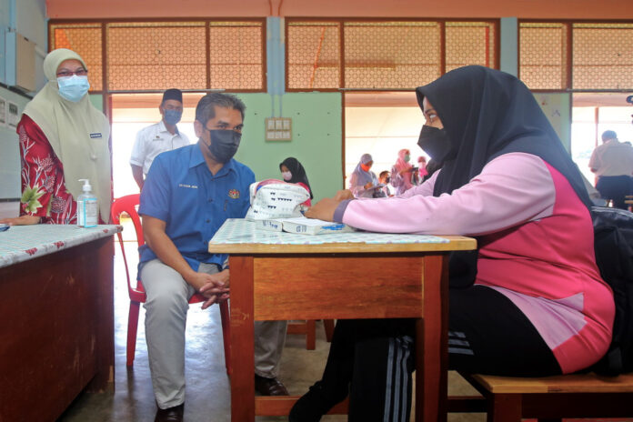 Covid-19: Teachers’ reluctance to be vaccinated slightly affecting teaching session, says senior education minister