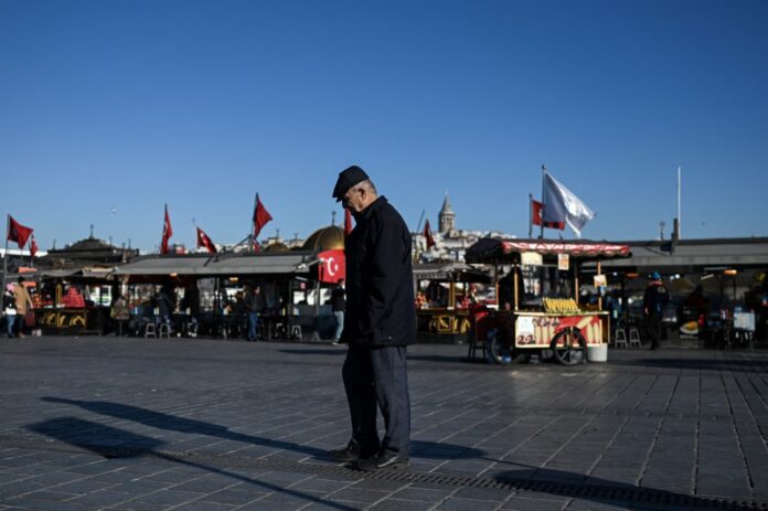 'People keep coming': Crisis-hit Turks queue for bread