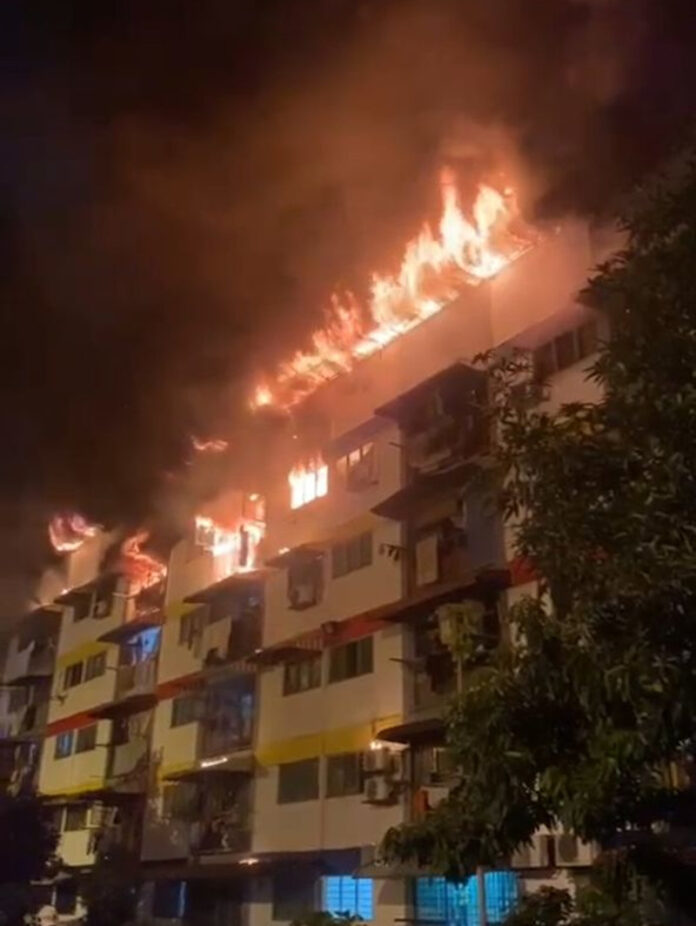 Fire Dept: Eight units at Sri Johor flats in Cheras burned (VIDEO)