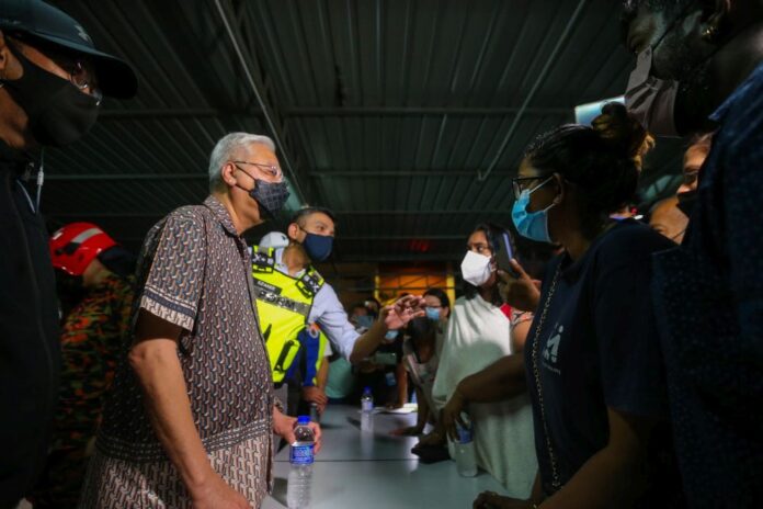 Victims of blaze at Sri Johor Flats to receive RM1,000 per househould