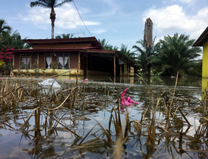 Melaka Fire and Rescue Dept: Sungai Kesang high water level hampers flood drainage efforts