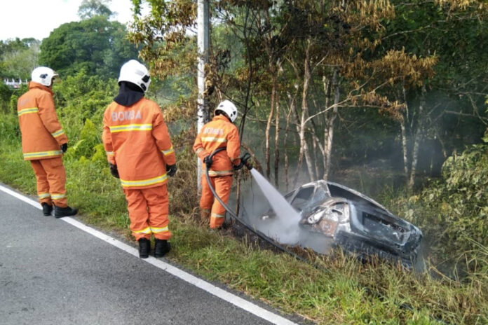 Driver escapes serious injuries after car crashed, caught on fire in Serian, Sarawak