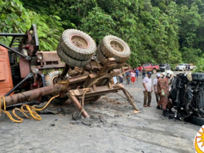 Fire Dept: Pickup truck driver, passengers cheated death after vehicle collides with logging truck in Baleh, Sarawak