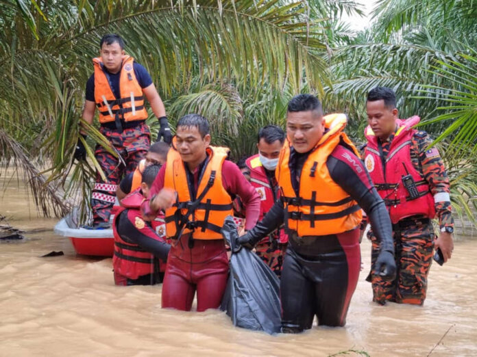 Police: Pahang floods claim its first victim