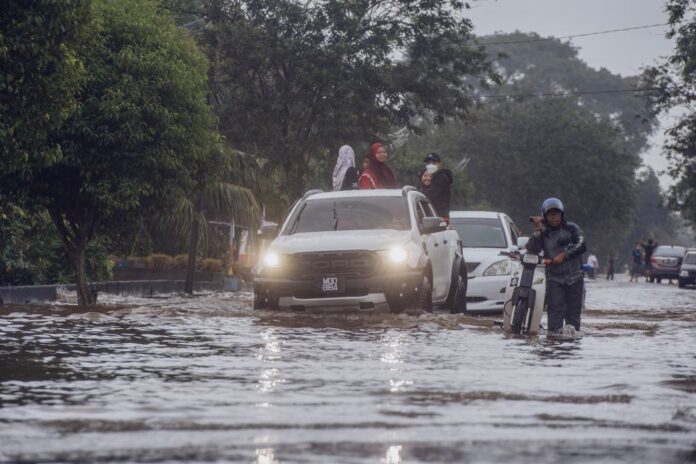 Record rainfall in Selangor passes 380mm mark, state government moves victims to relief centres