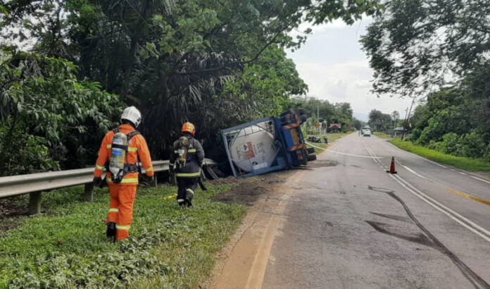 Acid-laden tanker overturns in Kuala Pilah
