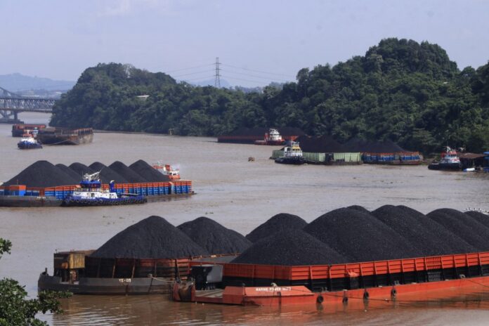 Indonesia to allow selected operators to resume coal exports