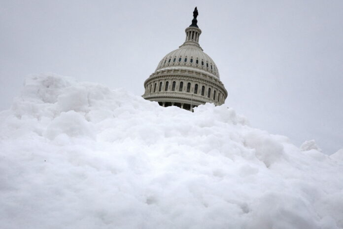 Snow storm batters US east, piling onto holiday chaos