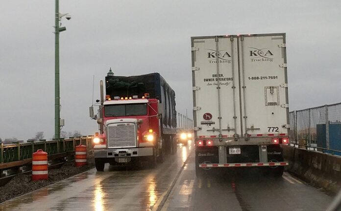 Unvaccinated truckers entering Canada must quarantine, says govt