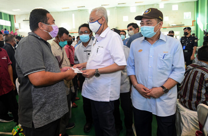 PM Ismail Sabri hands over aid to Pitas flood victims
