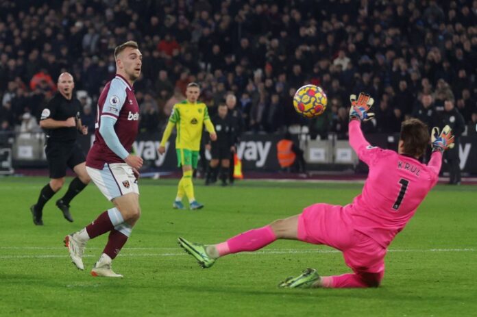 West Ham up to fourth as Bowen double sinks Norwich