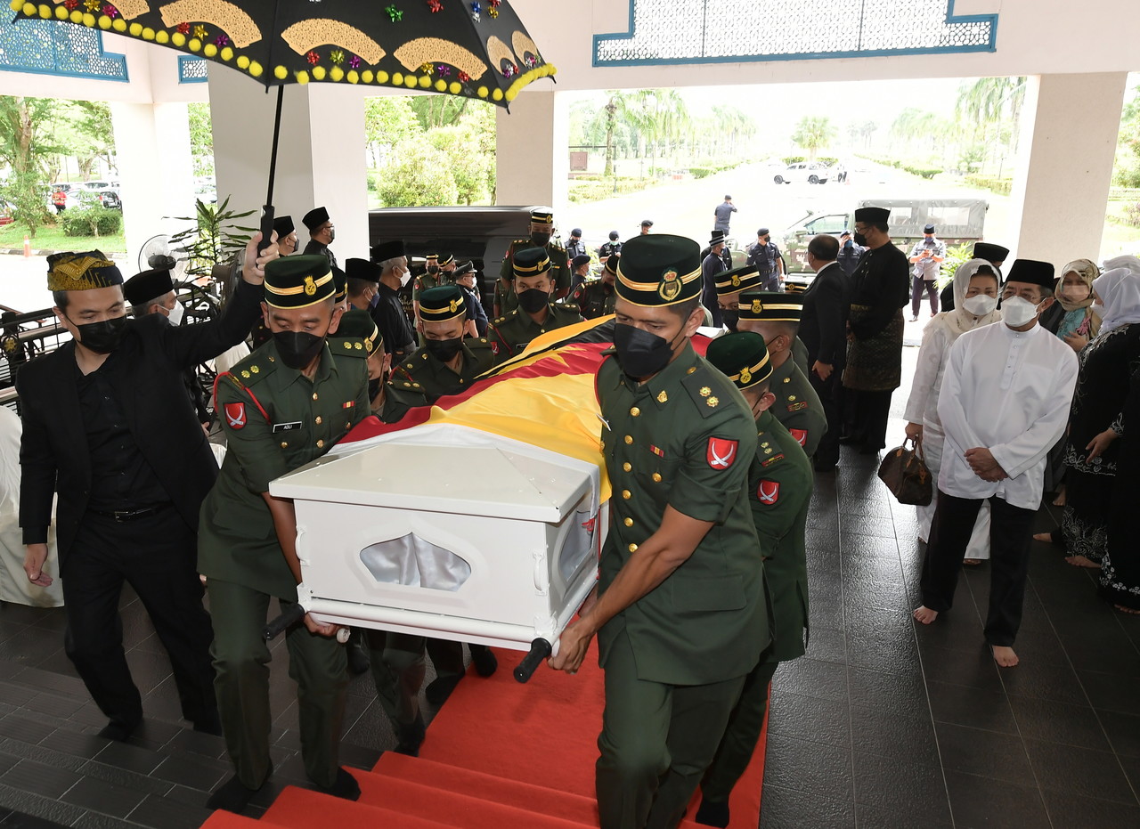 Former Sarawak Governor Tun Salahuddin laid to rest | Malaysia now