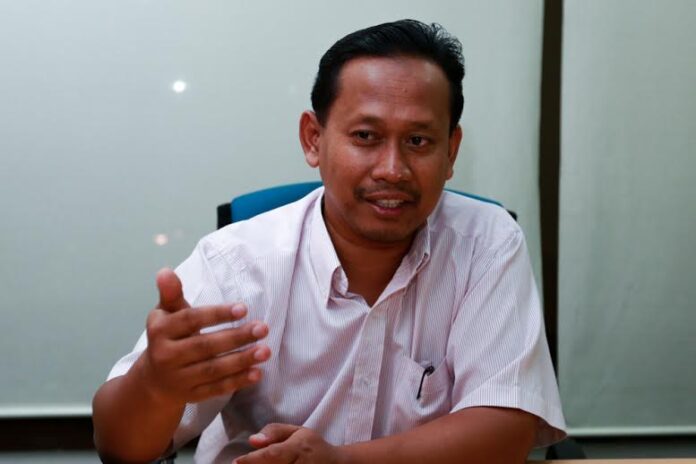 Johor Speaker hands over govt gazette on dissolution of state assembly to Election Commission