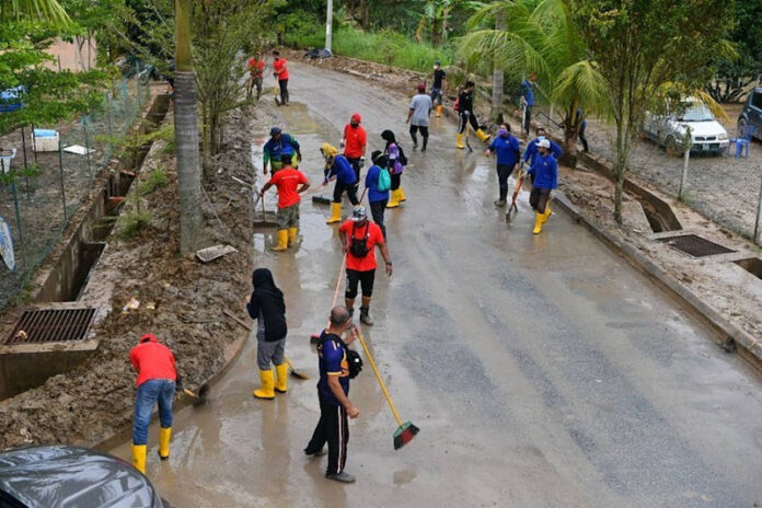 Istana Negara Disaster Relief Team continues to help flood victims in Karak, Pahang