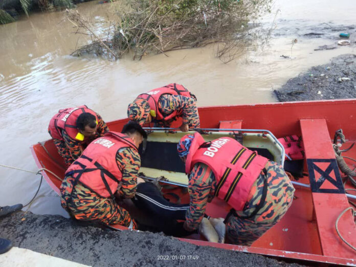 Elderly man swept away by water currents in Segamat becomes first victim of Johor floods