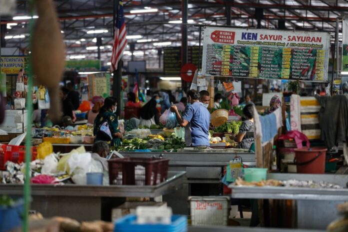 Floods: Melaka Domestic Trade Ministry appoints 58 wholesalers, 140 retailers to ensure adequate supply
