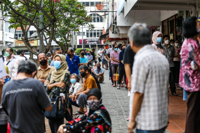 Chaos at Kelana Jaya PPV caused by latecomers, walk-in vaccine seekers, says ProtectHealth chief (VIDEO)