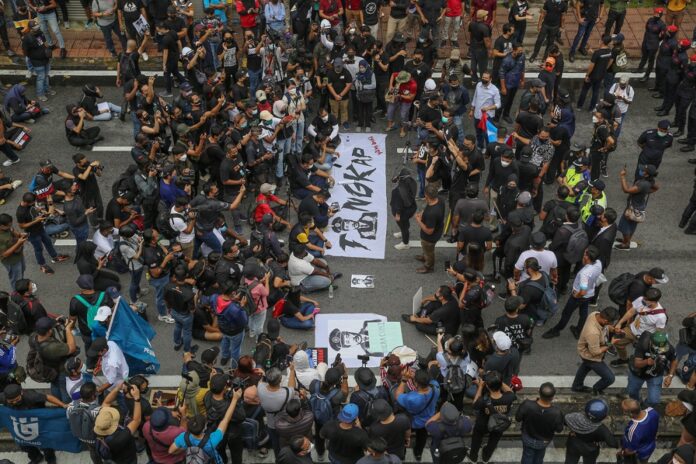 Protesters resort to 15-minute sit down, mock arrest of Azam Baki after failing to enter city centre (VIDEO)