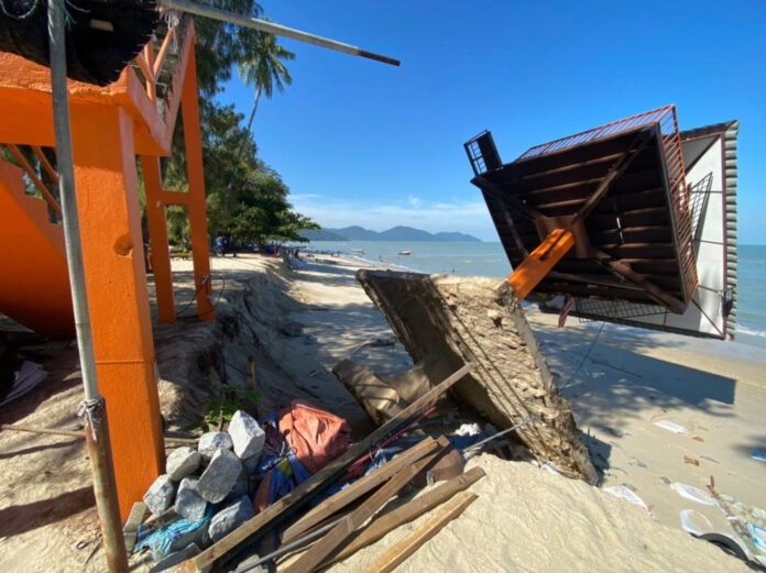 In Penang, Civil Defence Force watchtower in Batu Ferringhi collapses, believed to be due to coastal erosion