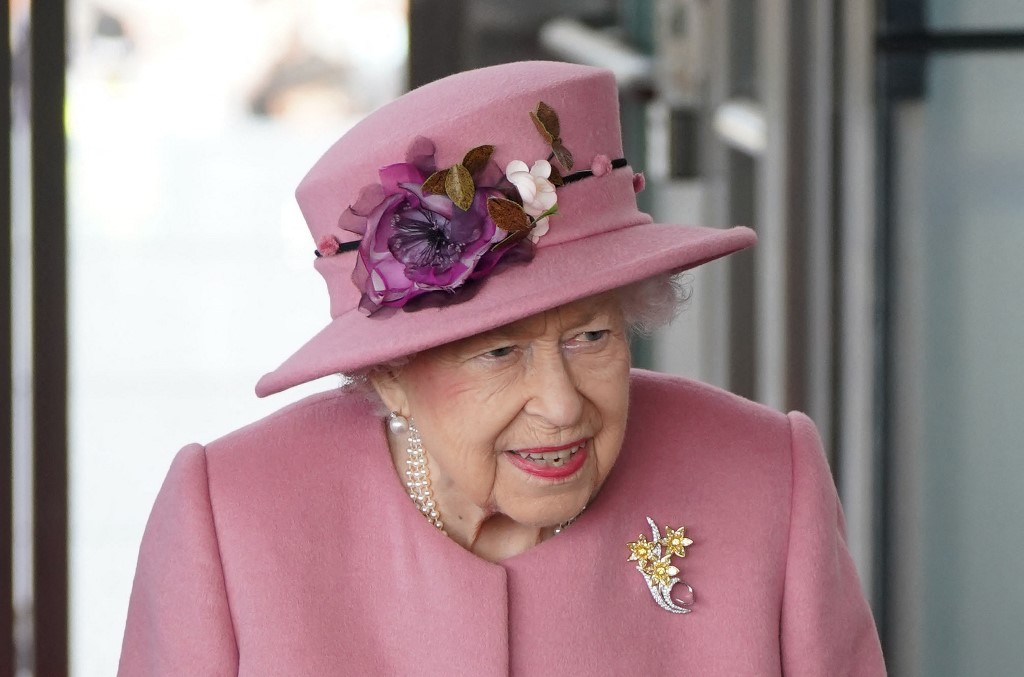 Queen Elizabeth II cancels engagements over Covid symptoms
