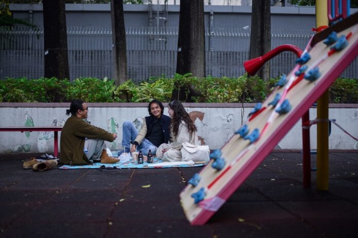 Hong Kongers picnic to avoid Covid-tracing app