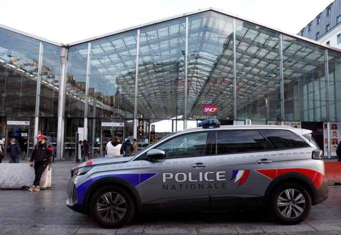 Police kill knife-wielding man at Paris train station