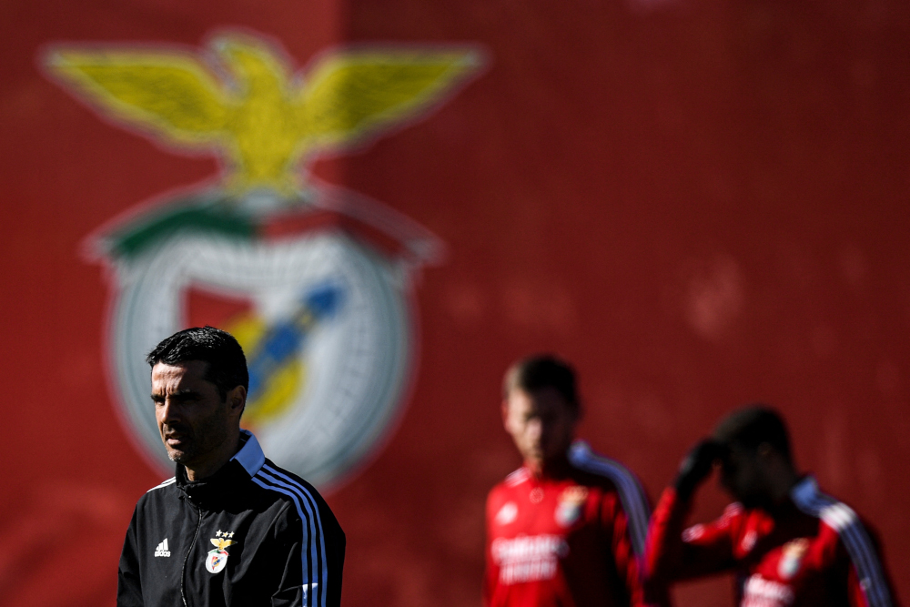 Ajax 'one of the best teams', but Benfica's Verissimo sees 'weaknesses'