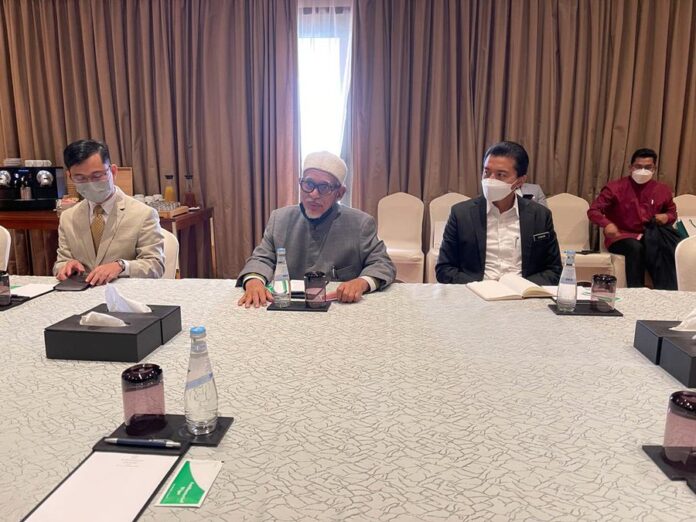 Hadi's meet with Taliban merely 'dialogue' arranged by Qatar, doesn't imply recognition, says aide