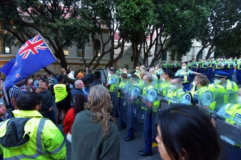 Riot police clash with New Zealand anti-vax protesters