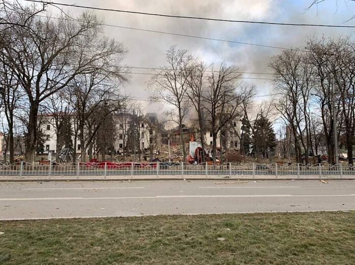 Desperate effort to rescue hundreds feared trapped in bombed Ukraine theatre