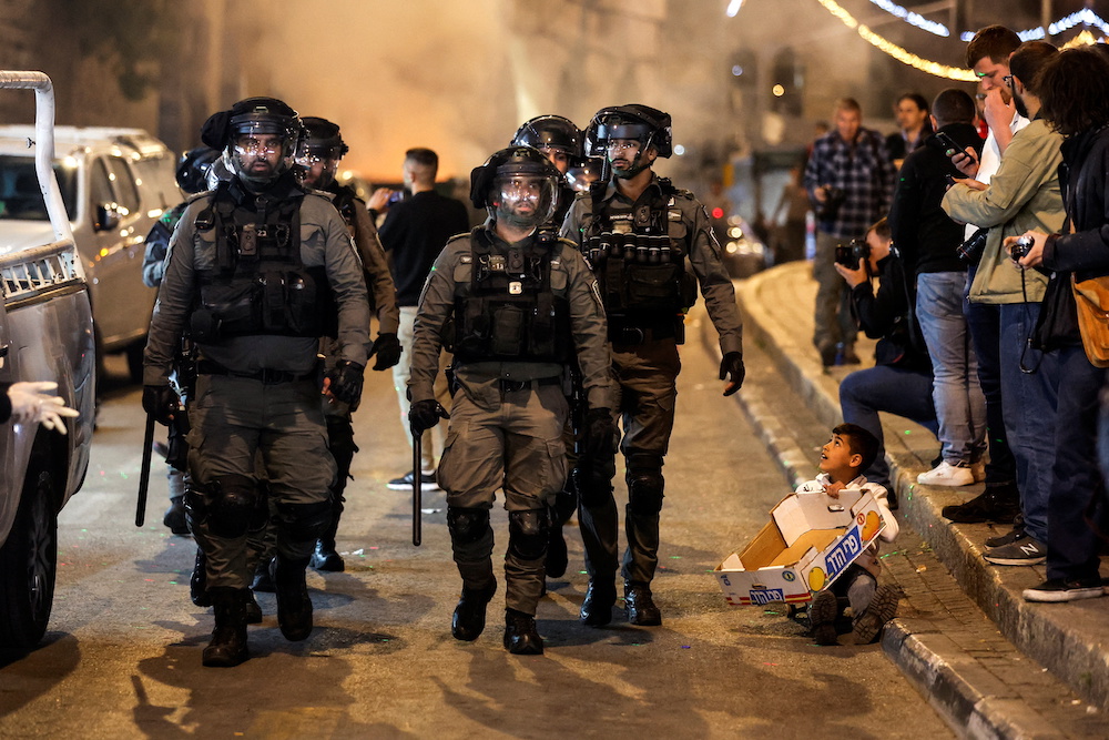 Palestinians, Israeli police clash in Jerusalem