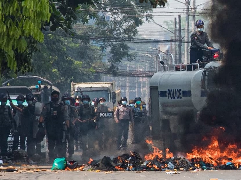Myanmar army launches air strikes against rebels near Thai border