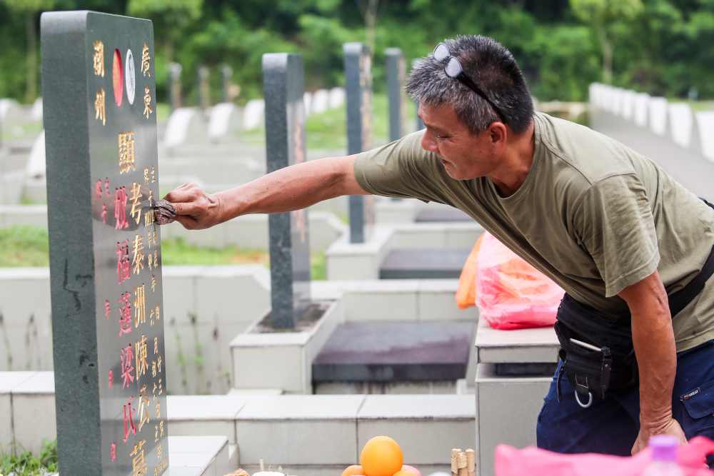 Companies in China offering service of 'weeping agents' for those unable to perform Qing Ming prayers