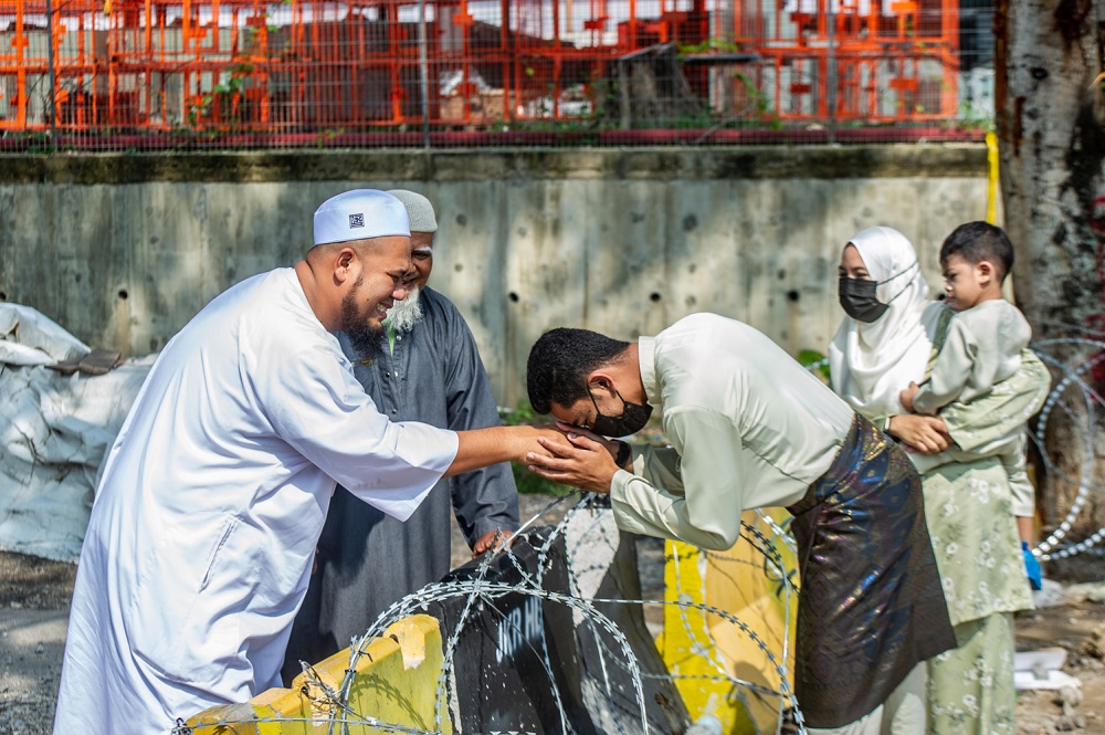 Putrajaya: This Aidilfitri, feel free to 'salam' during Raya visits but don't forget to wash hands frequently