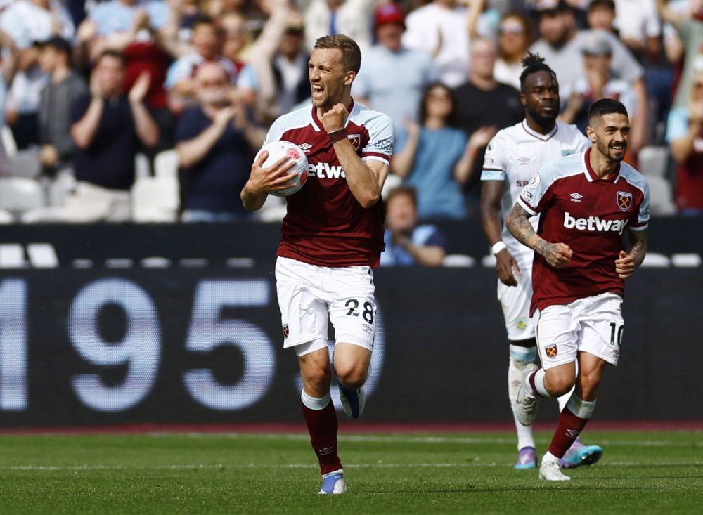 Soucek strike helps West Ham draw with managerless Burnley; Guimaraes sinks Foxes