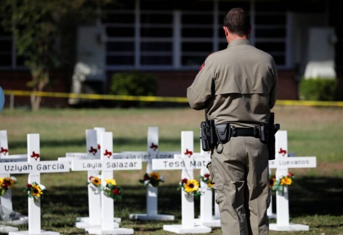 Texas police face scrutiny over 'late' massacre response
